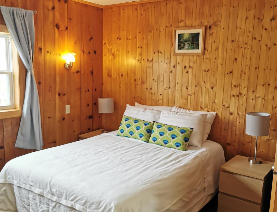 Knotty Pine Cottages, Suites & Motel Rooms Ingonish Exterior photo