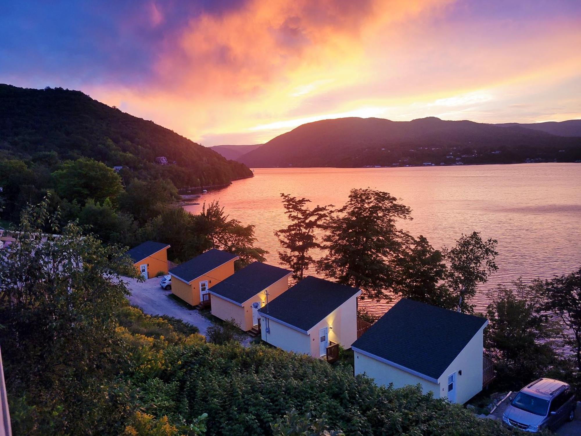 Knotty Pine Cottages, Suites & Motel Rooms Ingonish Exterior photo