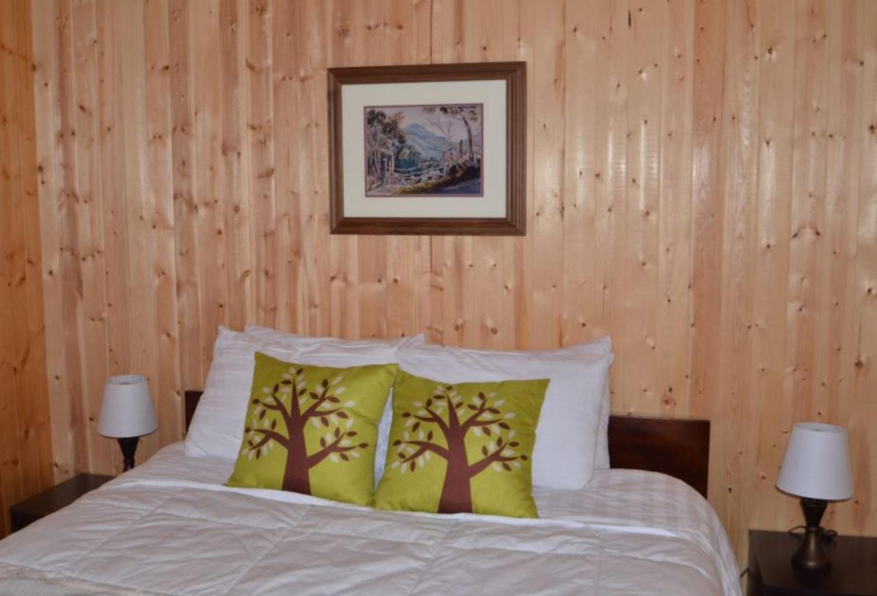 Knotty Pine Cottages, Suites & Motel Rooms Ingonish Exterior photo